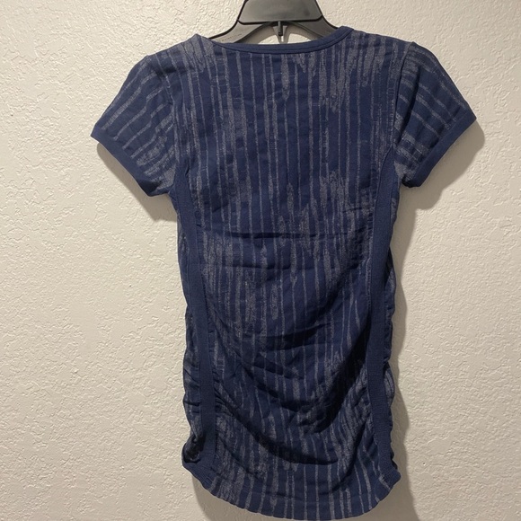 Athleta Ikat Pure Tee Shirt Size Small Navy Blue Pattern Short Sleeve Seamless - Picture 3 of 6